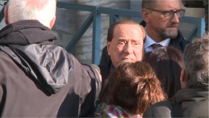 VOICI- Silvio Berlusconi photographié avec sa jeune compagne, les internautes se moquent