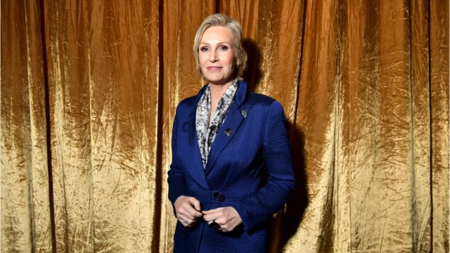 VOICI-Disparition de Naya Rivera : l’émouvante réaction de Jane Lynch, star de la série Glee