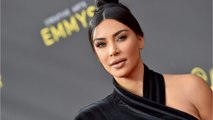 VOICI - Kim Kardashian partage un vieux cliché d'elle et sa soeur Kourtney et elles sont méconnaissables