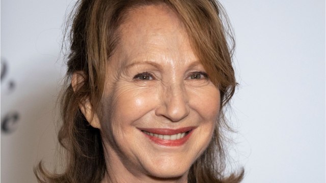 VOICI Nathalie Baye de retour sur Instagram, elle partage une photo inédite de Johnny Hallyday et Laura Smet