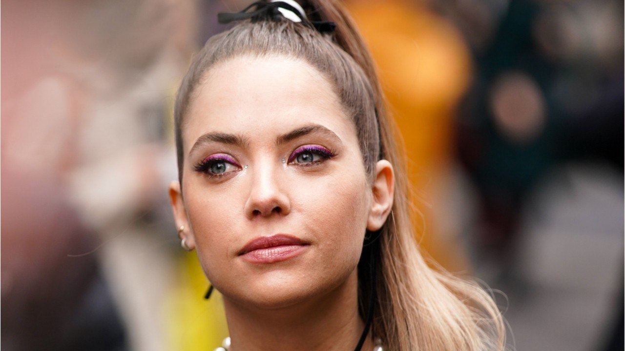 VOICI - Ashley Benson : l'ex de Cara Delevingne topless et sexy sur Instagram