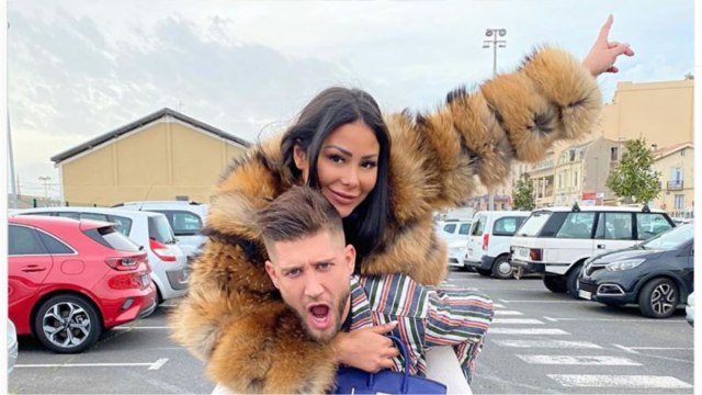 voici PHOTO Alix (Les Marseillais) : nue sous un tailleur rouge, elle enflamme Instagram