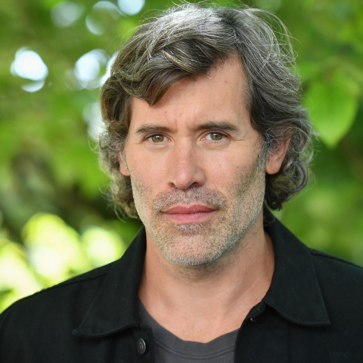 VOICI // SOCIAL : Jalil Lespert poste un selfie intime et romantique avec Laeticia Hallyday