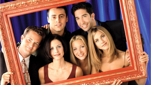 VOICI Friends : quinze après la série, Jennifer Aniston partage un cliché des acteurs de réunis