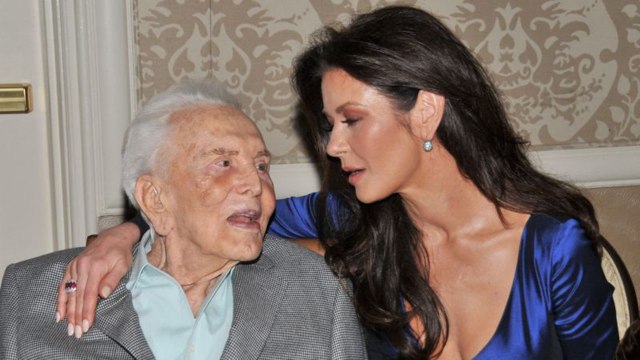 VOICI Catherine Zeta Jones partage un cliché touchant pour les 103 ans de Kirk Douglas