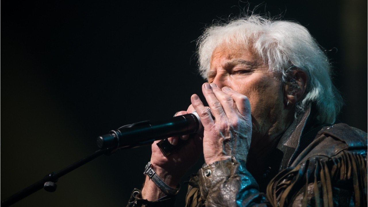 VOICI-Hugues Aufray raconte les débuts très compliqués de son amitié avec Johnny Hallyday