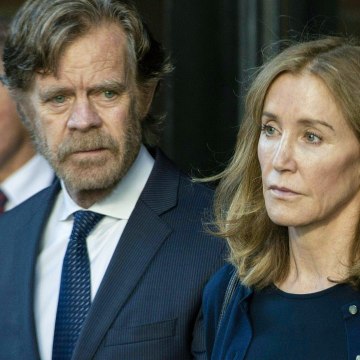 VOICI // Social // Felicity Huffman Condamnée : La Star De Desperate Housewives Passe Par La Case Prison (1)