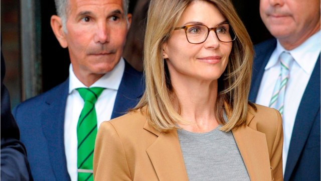 VOICI - Lori Loughlin : l'actrice de la Fête à la maison plaide coupable dans le scandale des pots-de-vin, elle fera de la prison