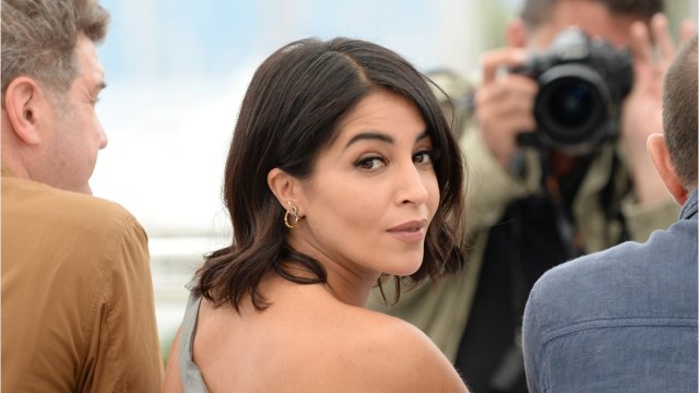 VOICI - Leïla Bekhti enceinte : elle apparaît radieuse sur le tournage d'une nouvelle série