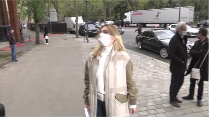 VOICI- Julie Gayet évoque son lien de parenté surprise avec un très célèbre acteur français