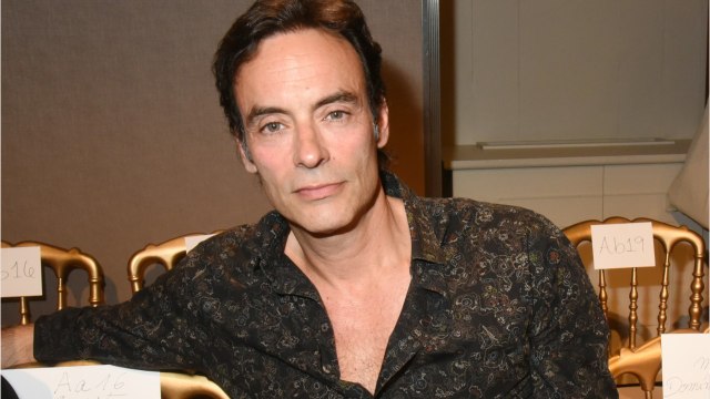 VOICI - Alain Delon : Anthony Delon partage des clichés précieux avec son père