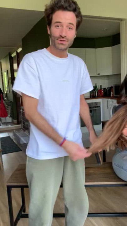 VOICI Un Coiffeur Vous Montre Comment Bien Couper Vos Pointes À La Maison (1)