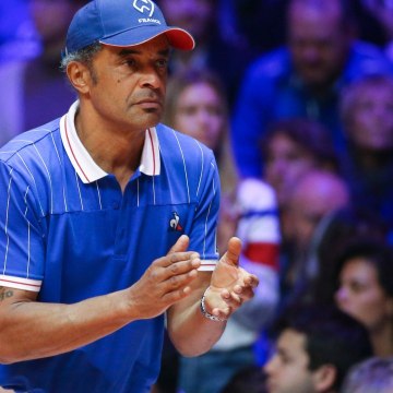 VOICI - Laeticia Hallyday Lâchée Par Yannick Noah : Cette Phrase Du Tennisman Qui Risque De Jeter Un Froid