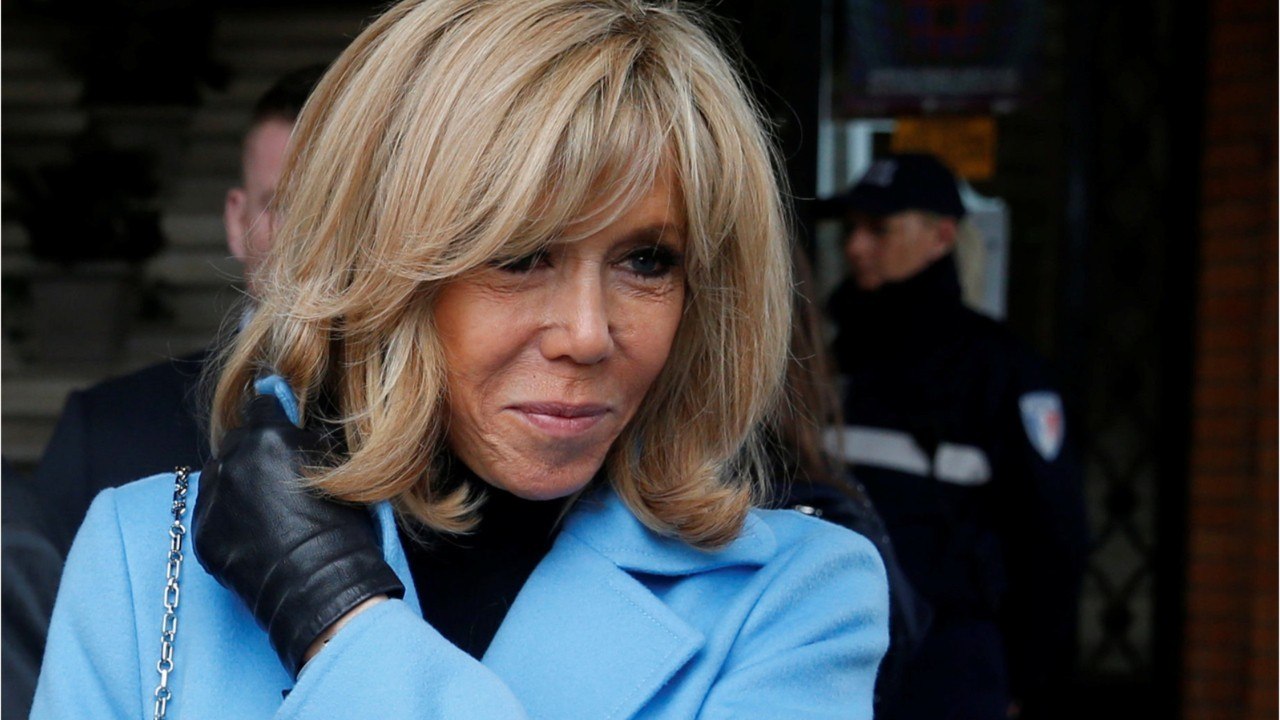 VOICI Brigitte Macron masquée pour sa première sortie officielle depuis la fin du confinement