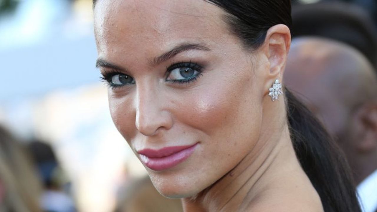 VOICI Jade Lagardère envoie des cœurs avec son décolleté vertigineux... et commet une petite boulette