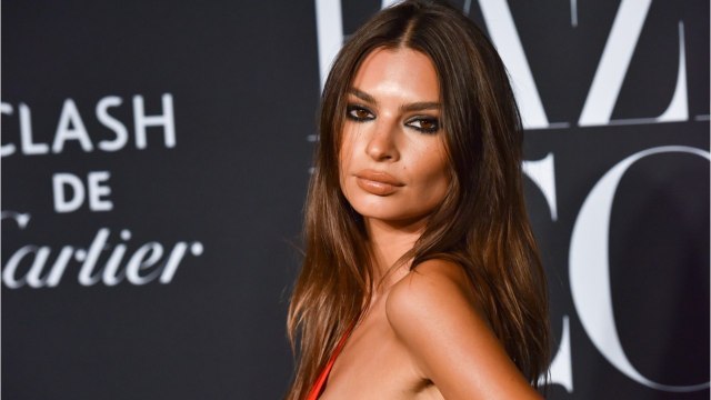 VOICI - Emily Ratajkowski pose avec Ashley Graham enceinte, la photo trop mignonne