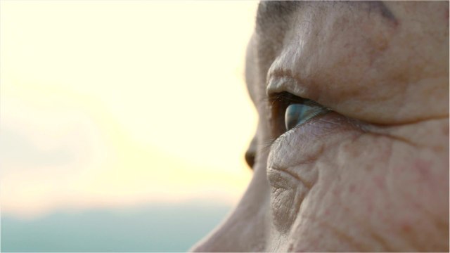 VOICI - Coronavirus : des célébrités se mobilisent pour contacter par téléphone les personnes âgées et isolées