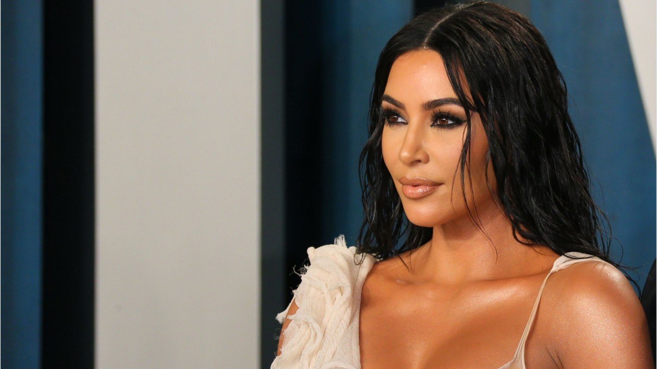 VOICI - Kim Kardashian en décolleté vertigineux sur Instagram : la Toile s'embrase
