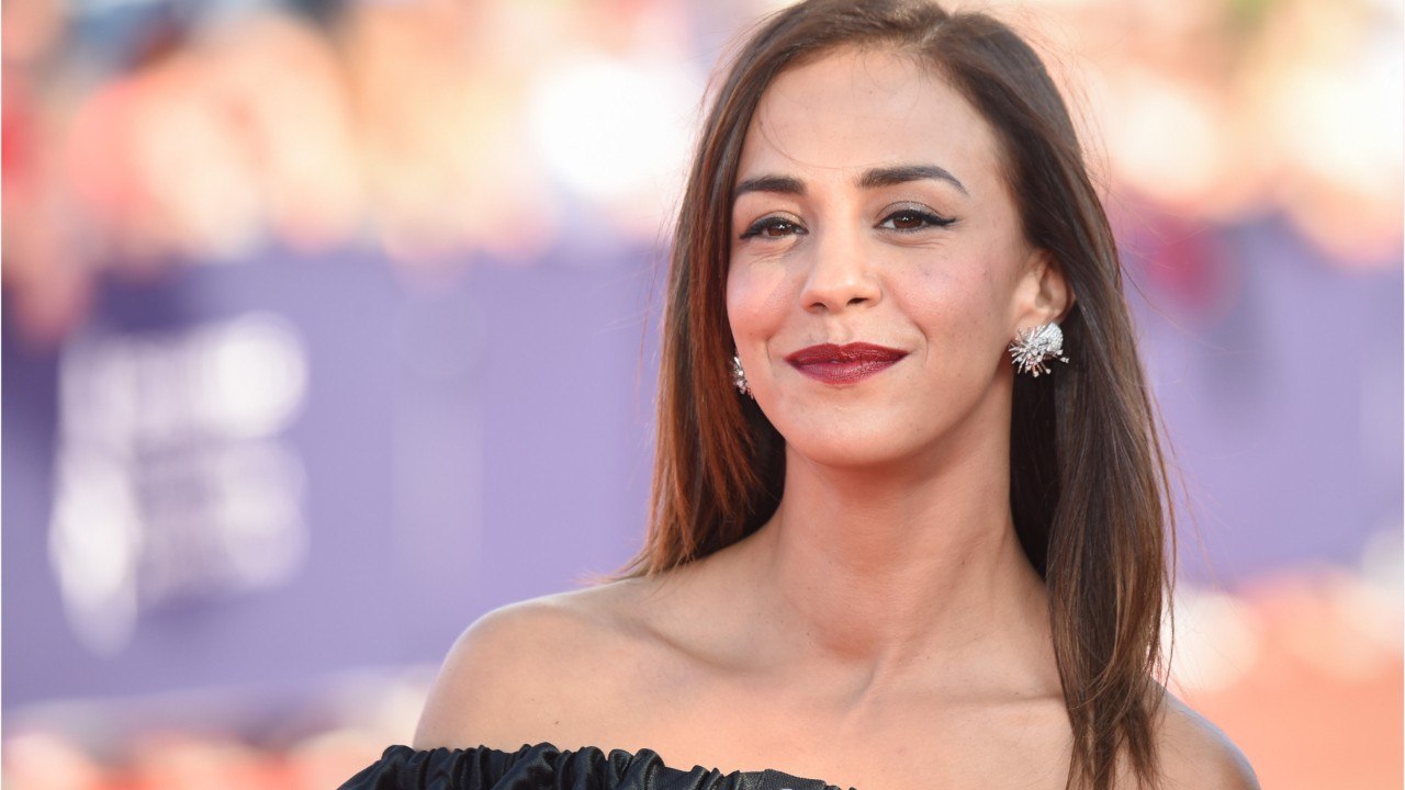 Voici - Alice Belaïdi s’est cassé le pied en plein tournage, découvrez sa technique pour continuer