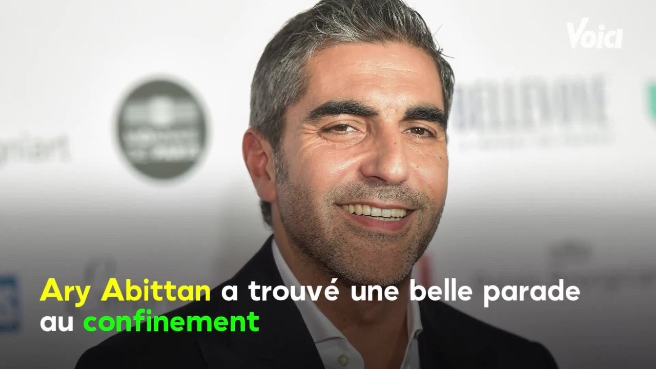 VOICI - Ary Abittan en plein live sur Instagram, il montre sa compagne seins nus