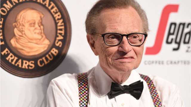 VOICI : Larry King hospitalisé : le célèbre journaliste américain de 87 ans testé positif au coronavirus