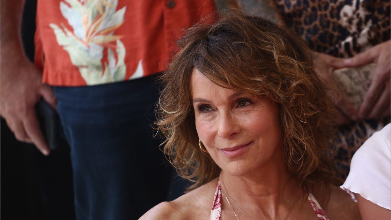 VOICI - Jennifer Grey fête ses 60 ans : que devient la star de Dirty Dancing ?
