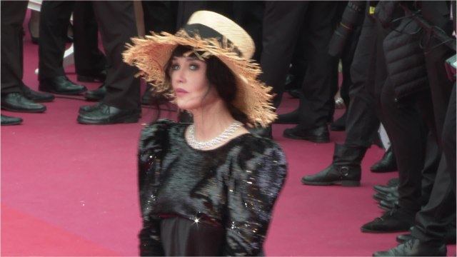 VOICI - Mort de Robert Hossein : Isabelle Adjani lui demande une surprenante faveur depuis l'au-delà
