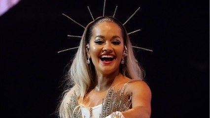 VOICI : Rita Ora multiplie par 2 sa fortune et gâte ses parents pour les remercier