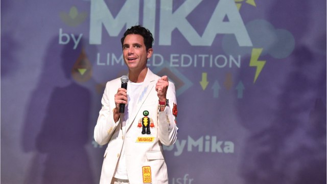 VOICI - PHOTO Mika pose avec une barbe, son changement de look radical divise ses fans