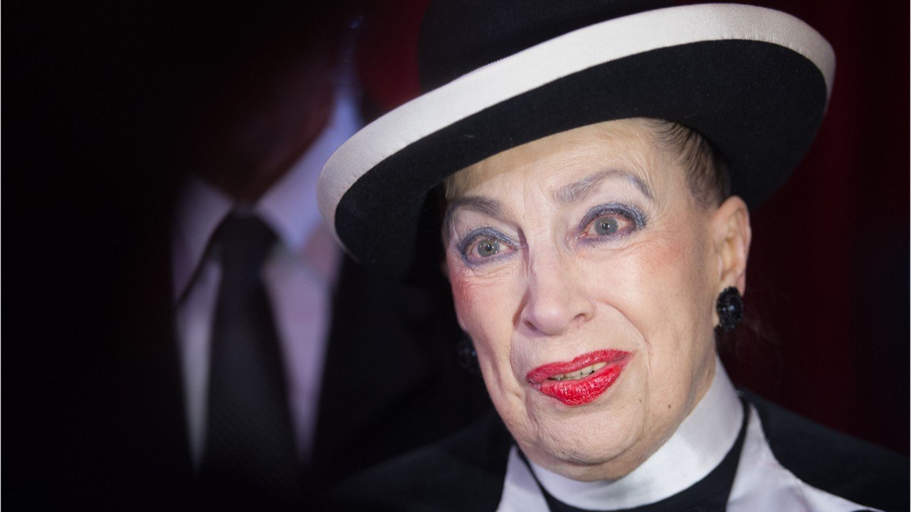 VOICI - Geneviève de Fontenay recadrée par le président après sa remarque sur Brigitte Macron