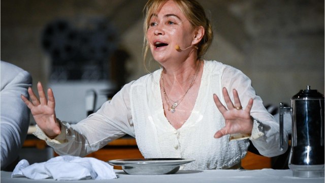 Voici - PHOTO Emmanuelle Béart prend la pose sans maquillage et éblouit les internautes