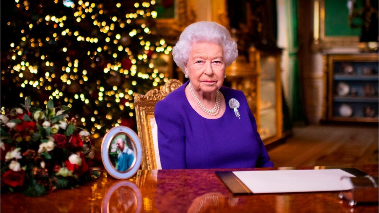 VOICI - PHOTO Elizabeth II : cette attention discrète et adorable pour son époux lors de son allocution de Noël
