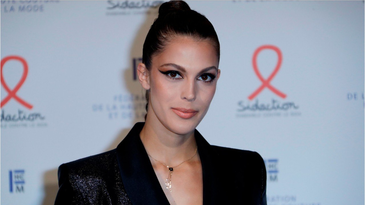 VOICI - Iris Mittenaere : en compagnie de ses amies, l’ex-Miss France affole les plages de Corse
