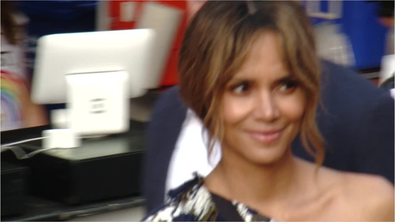 Voici - PHOTO Halle Berry sexy pour ses 53 ans, elle dévoile sa poitrine pour une bonne cause !