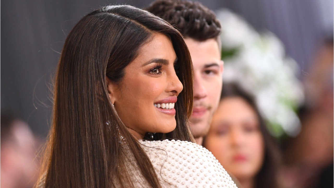 voici PHOTO Priyanka Chopra dévoile un impressionnant décolleté aux Grammy Awards