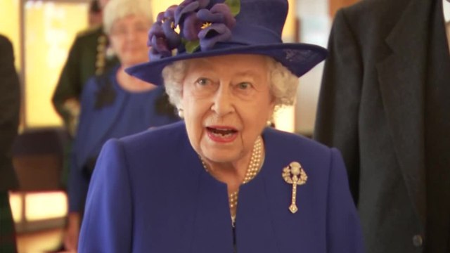 VOICI - Meghan Markle et le prince Harry trop dépensiers : la reine Elizabeth II leur montre l’exemple