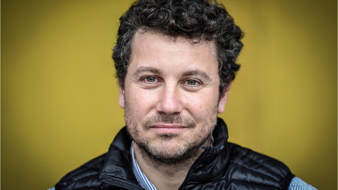 VOICI-Jean-Jacques Goldman : le fils de Coluche explique pourquoi son absence est bonne pour Les Enfoirés