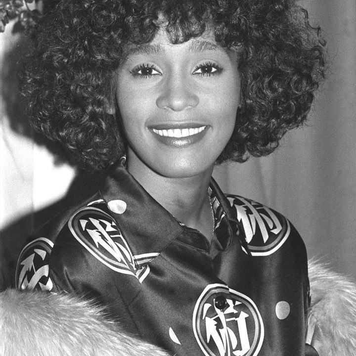 VOICI // SOCIAL // Anniversaire hommage Whitney Houston