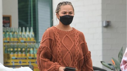 VOICI - Chrissy Teigen au plus mal : elle a été opérée pour son endométriose quatre mois après sa fausse couche