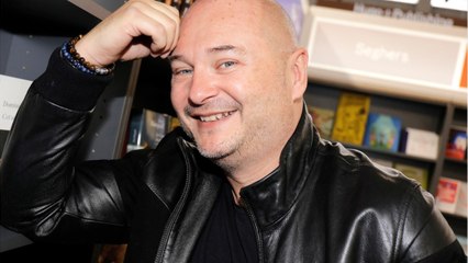 VOICI PHOTO En vacances, Cauet se dévoile torse nu et affiche un corps sculpté