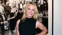 VOICI - Pamela Anderson maman fière : ses fils Brandon Lee et Dylan Lee sont canons !