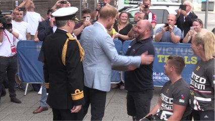Voici - Prince Harry stressé ? Ce changement de taille provoqué par la naissance d’Archie