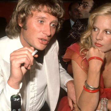 VOICI SOCIAL : Sylvie Vartan : sa grosse mise au point concernant les infidélités de Johnny pendant leur mariage (1)