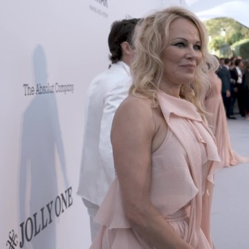 VOICI social - Pamela Anderson Séparée D’Adil Rami, Elle Publie Un Nouveau Message Très Étrange (1)