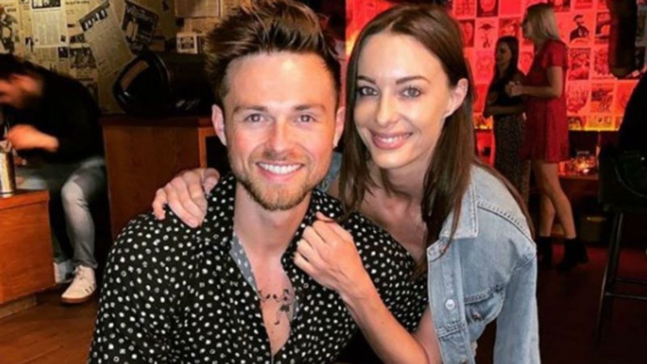 VOICI Mort de la YouTubeuse Emily Hartridge : en larmes, son petit ami s’exprime pour la première fois