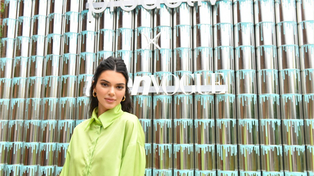 VOICI - Kendall Jenner sculpturale en bikini : son bottle cap challenge très sexy