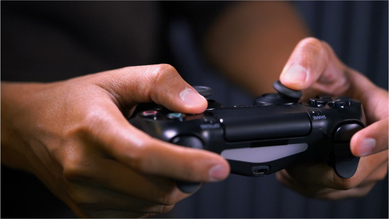 VOICI - Nabilla à bout avec Thomas Vergara : son astuce radicale pour le décoller des jeux vidéos