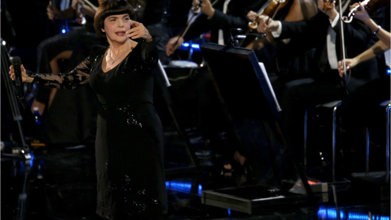 VOICI - Mireille Mathieu au plus mal depuis le confinement : elle donne des  nouvelles préoccupantes