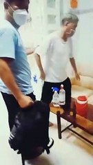 Cụ ông khóc khi biết vợ đã mất