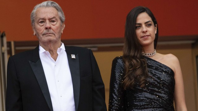 VOICI Alain Delon : l’état de santé de sa fille Anouchka très amaigrie suscite l’inquiétude